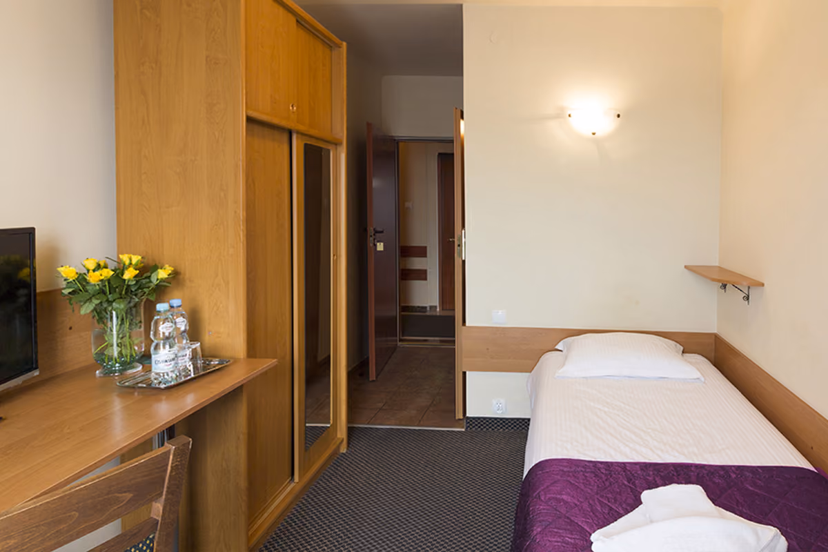 Pokój jednoosobowy w Hotels Lublin z pojedynczym łóżkiem i oknem