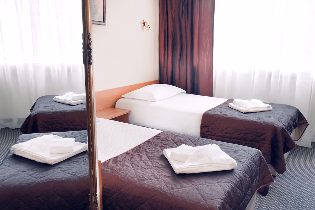 Pokój trzyosobowy w Hotels Lublin z wygodnymi łóżkami