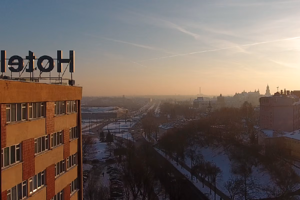 Widok z Hotels Lublin na panoramę miasta o wschodzie słońca, z sylwetką Starego Miasta w tle