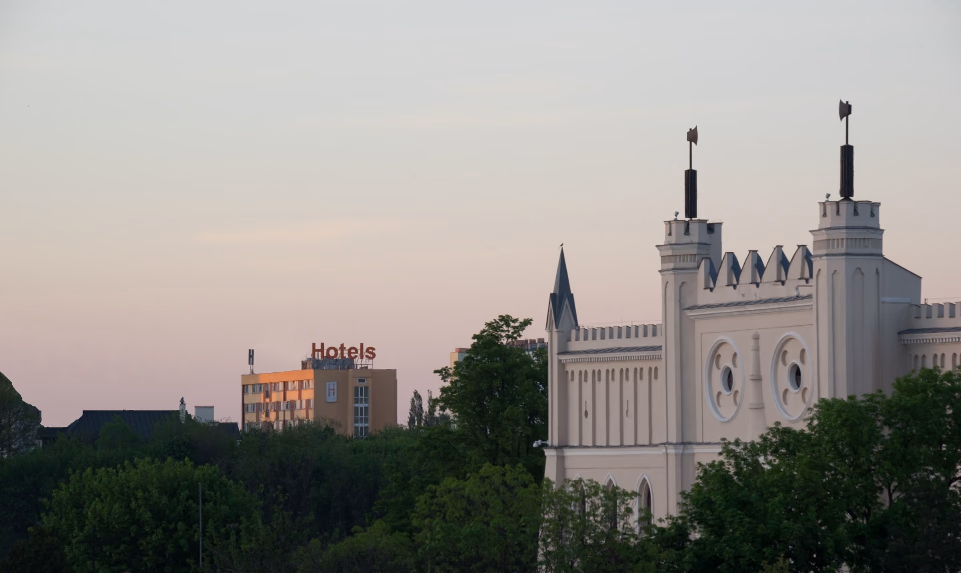 Hotels Lublin i Zamek Lubelski o zmierzchu, widziane z jednego kadru